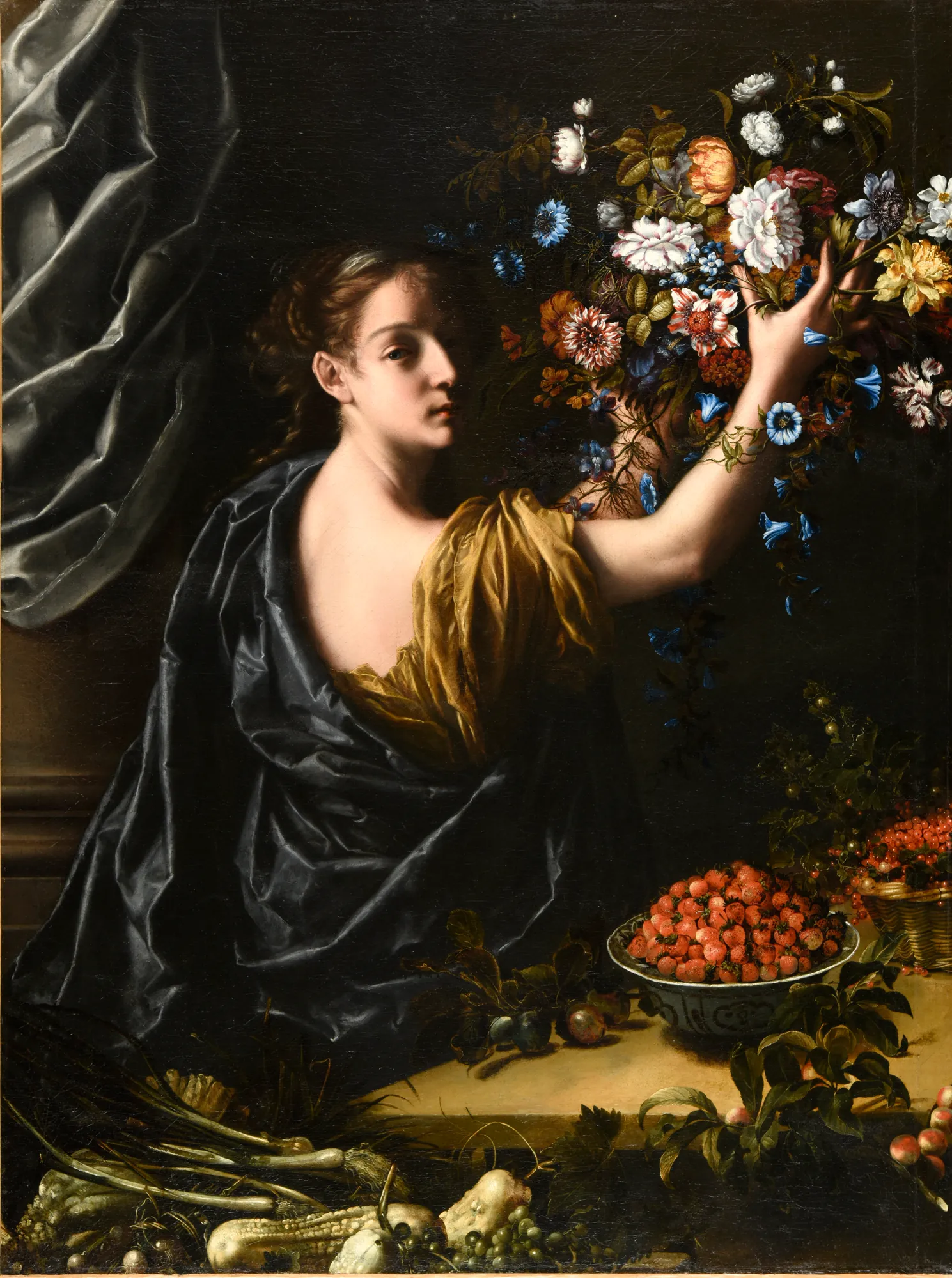 Jeune femme arrangeant des fleurs