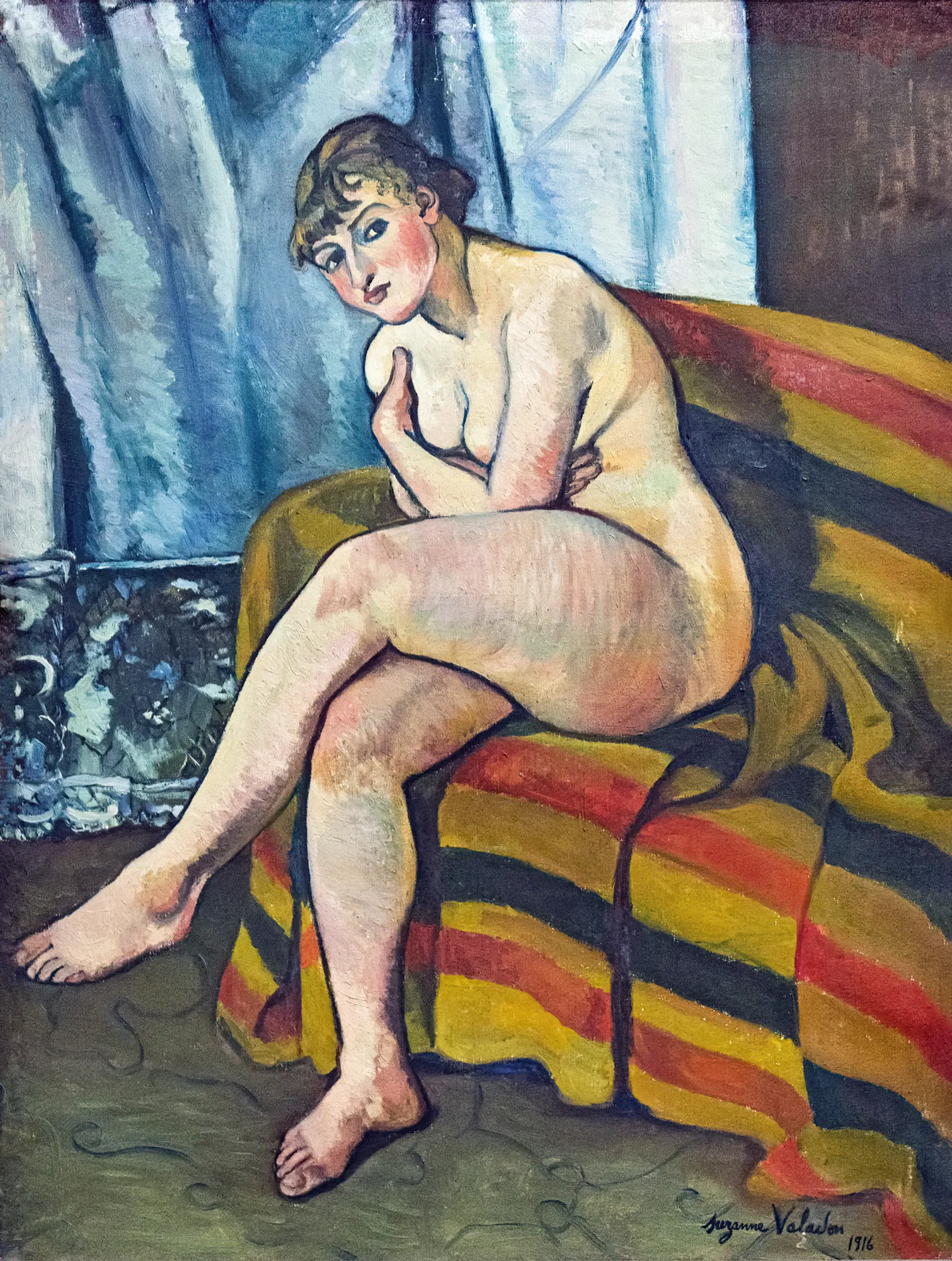 Nu assis sur un canapé