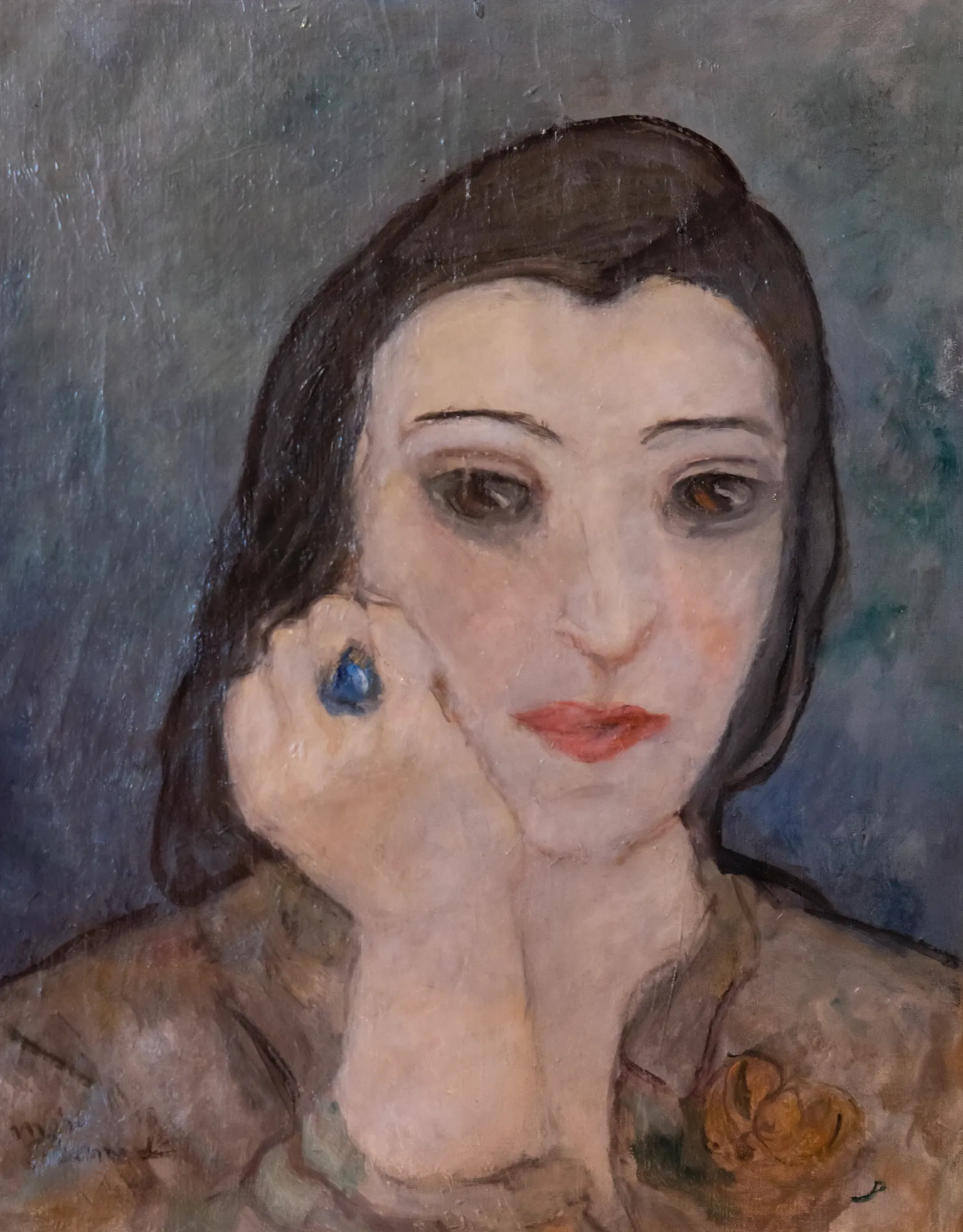 Portrait de femme à la bague bleue